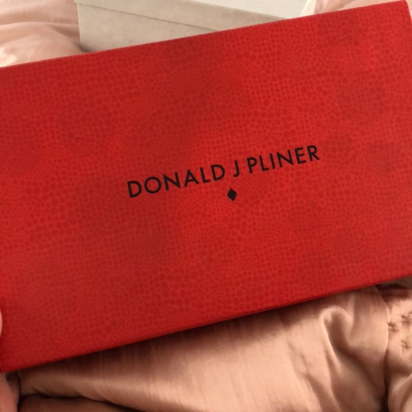 Donald Pliner BRAND NEW Never worn - Picture 2 of 4